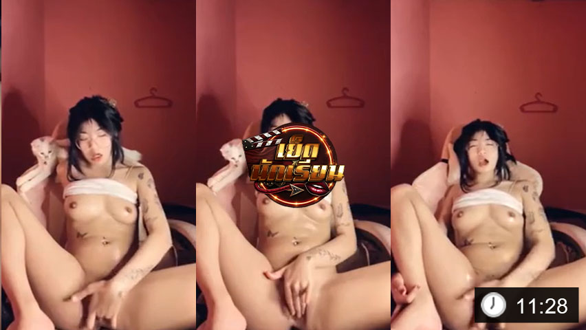 สาวแว่นสักลาย นั่งอ้าขาติ้วหีโชว์เสียว หีแฉะมาก